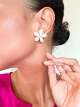 Load image into Gallery viewer, Mini flower Earrings
